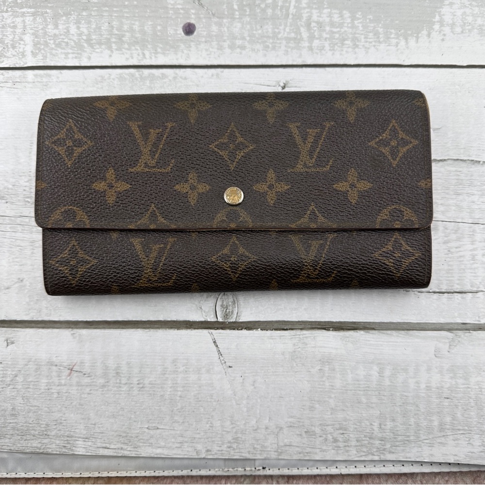 (Pending sale) AUTHENTIC Louis Vuitton Monogram Canvas International wallet.